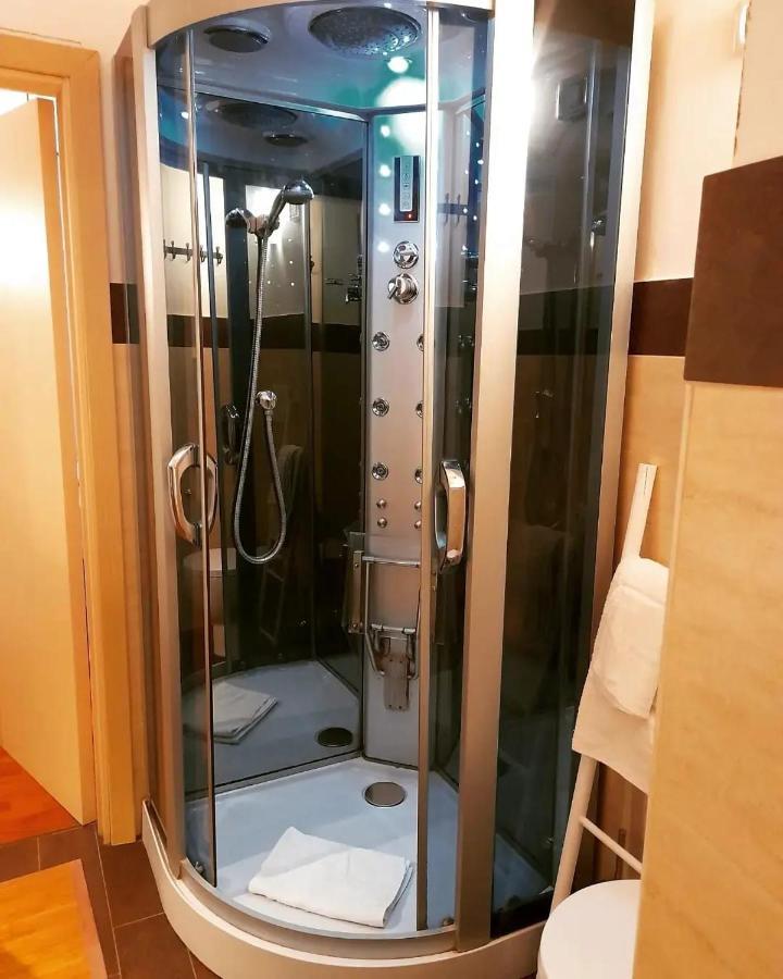 Centro Storico Suites Джовинацо Екстериор снимка